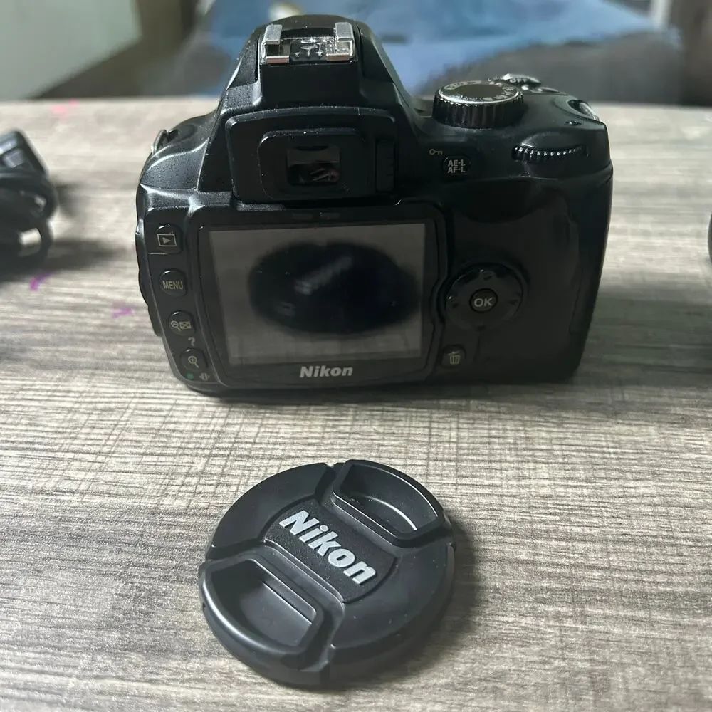 Nikon D60 DSLR Camera w/ AF-S DX 55-200mm VR Lens Charger and Battery Tested